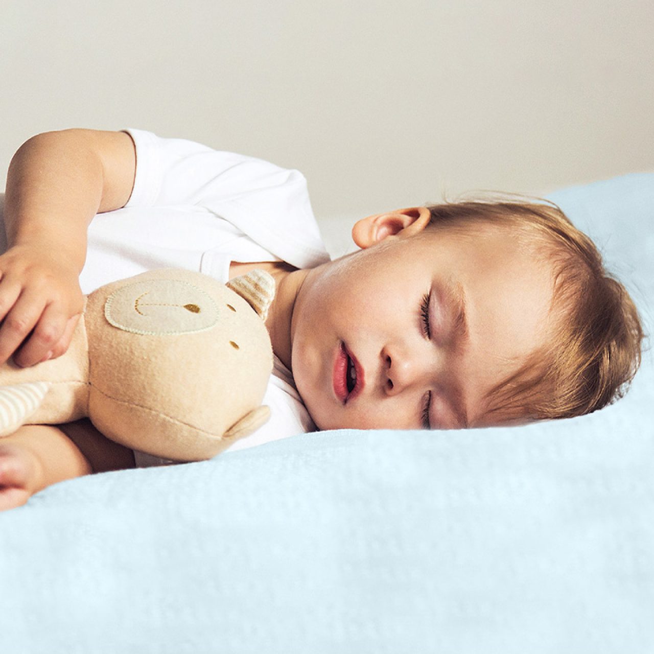 Детская простыня на резинке Трикотажная голубая