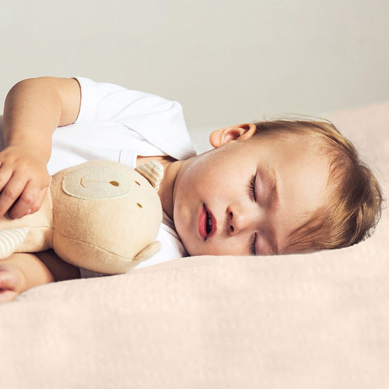 Детская простыня на резинке Трикотажная чайная роза